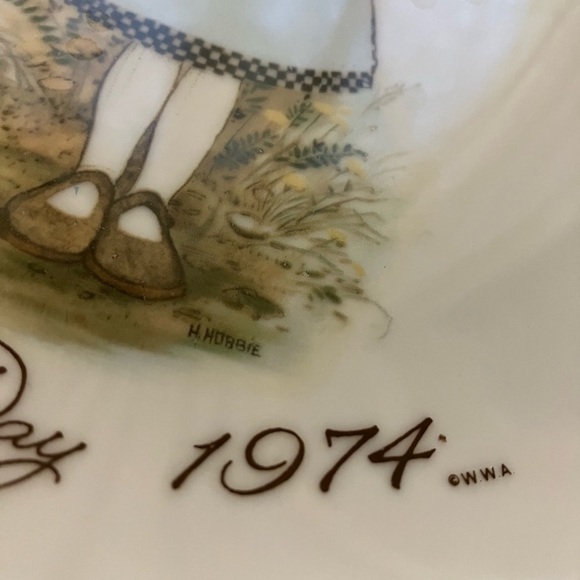 Beautiful HOLLY HOBBIE “Mother’s Day” 1974 Genuine Porcelain Made in Japan - Picture 3 of 5